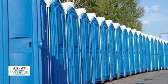 Mobiele toiletten Lange rij blauwe mobiele toiletten in de zon