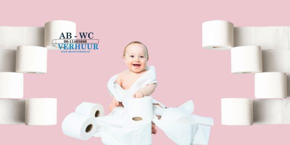 Lachende baby tussen rollen toiletpapier op een roze achtergrond