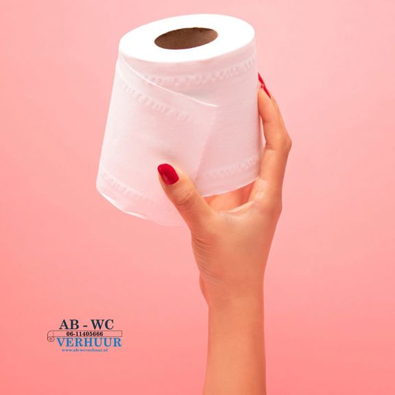 Hand met rode nagels houdt een rol toiletpapier omhoog